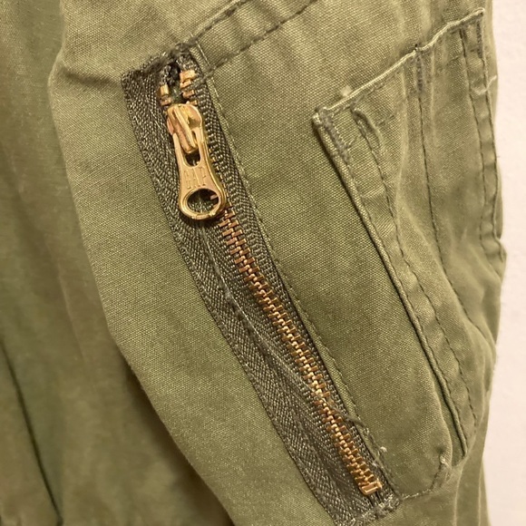 Gap kids zip up green cargo jacket with hood. - Picture 4 of 10